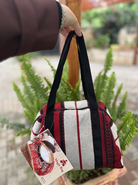 رمادي واحمر